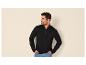 Homme en pull zippé noir et jean, souriant et regardant sur le côté.