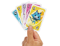 Main tenant des cartes à jouer avec un chat de dessin animé et les numéros 0, 1, 5 et 8.