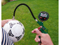 Manomètre numérique gonflant un ballon de football sur fond d'herbe.