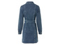Une robe en jean à manches longues et une ceinture.