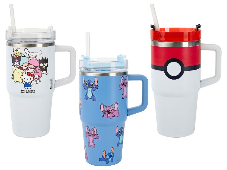 Trois gobelets à anse avec pailles : un avec des personnages Hello Kitty, un avec Stitch et un avec un design Poké Ball.