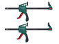Deux serre-joints verts avec des poignées rouges.