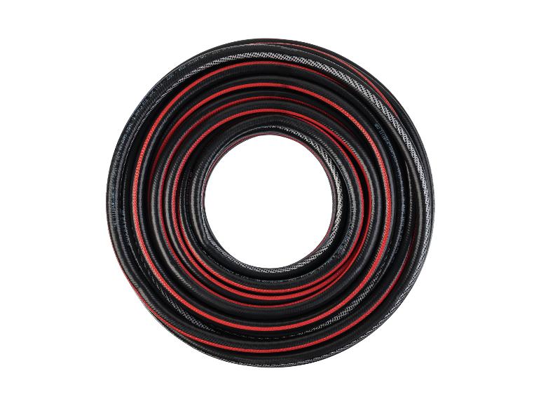 Tuyau d'arrosage noir enroulé avec des rayures rouges et blanches.