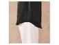 Chemise noire avec pantalon blanc.