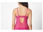 Une chemise de nuit rose transparente avec un dos ouvert.