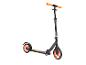 Trottinette noire avec guidon et roues oranges.