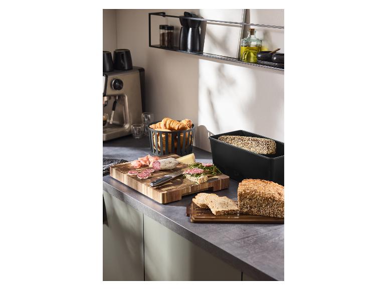Corbeille à pain SILVERCREST® sur un plan de travail de cuisine avec du pain frais et des viennoiseries