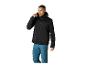 Homme en veste softshell noire et pantalon bleu