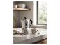 Cafetière argentée avec l'inscription 'It's coffee time' et une tasse sur un comptoir de cuisine.