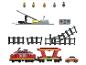 Un train rouge avec un wagon porte-voiture, des rails et des figurines.