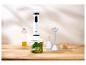 Mixeur plongeant SilverCrest 600W avec accessoires sur une table en bois.