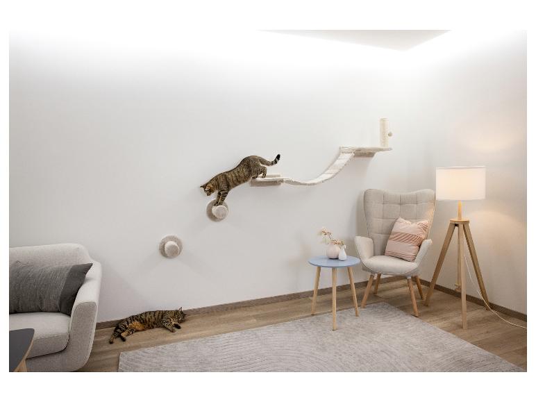 Parcours d'escalade pour chat 6 pièces Matterhorn de KERBL PET dans un salon avec deux chats