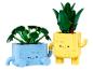 Deux figurines colorées de type Lego, une plante bleue et un ananas jaune, avec des visages.