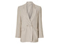 Un blazer beige à double boutonnage.