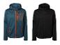 Deux vestes softshell à capuche pour hommes, une sarcelle avec des fermetures éclair orange et une noire.