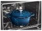 Cocotte en fonte bleue avec couvercle, placée sur une grille de four.