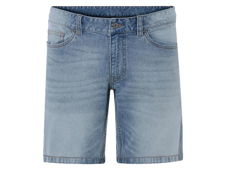 Un short en jean bleu clair
