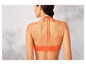 Une femme portant un haut de bikini orange.