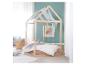 Lit cabane en bois avec un baldaquin en tissu bleu clair dans une chambre d'enfant.