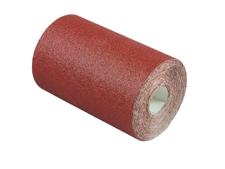 Rouleau de papier de verre rouge, enroulé, avec texture granuleuse visible.