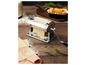 Une machine à pâtes avec de la pâte et des lasagnes fraîches.