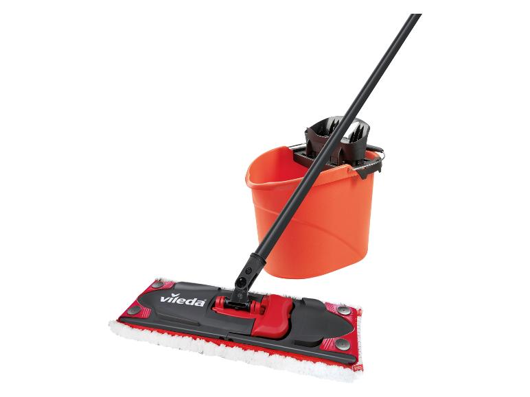 Une serpillère Vileda avec un seau pour nettoyer.