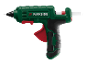 Pistolet à colle chaude vert et noir avec une gâchette rouge et un bâton de colle blanc inséré