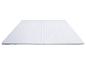 Surmatelas blanc avec motif à rayures, vu d'une perspective légèrement élevée.