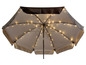Un parasol beige avec des lumières intégrées.