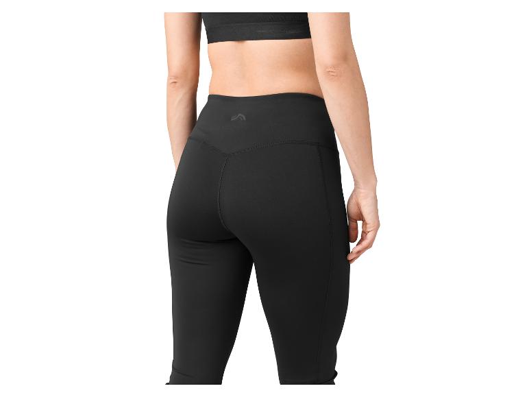 Femme portant un legging noir Kari Traa.