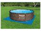 Piscine Bestway Power Steel Deluxe, marron, sur pelouse.