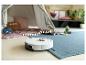 Aspirateur robot sur le sol d'une chambre d'enfant avec tente et jouets