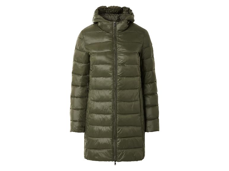 Longue doudoune vert olive pour femme sur fond blanc