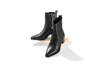 Bottines élégantes en cuir noir à talon bas sur un piédestal blanc.
