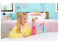 Fillette jouant avec le coffret Barbie pédiatre et ses bébés.
