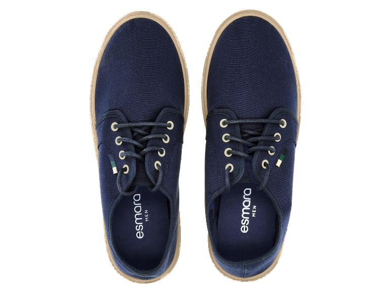 Paire de chaussures en toile bleu marine pour hommes avec semelles beiges.