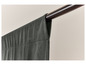 Un tissu de rideau gris foncé accroché à une tringle noire.
