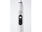 Gros plan d'une brosse à dents électrique blanche avec un bouton d'alimentation et un affichage du mode 'Clean'.
