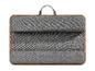 Un coussin gris pour ordinateur portable avec poignée.