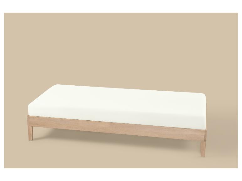 Banc en bois avec coussin blanc sur fond beige