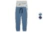 Deux pantalons de jogging pour garçon, un bleu uni et l'autre avec un imprimé de voitures de course.