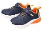 Chaussures pour enfants bleu marine avec détails orange et fermeture velcro.