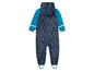 Une combinaison imperméable avec capuche pour enfants, en bleu avec un motif de bateaux.