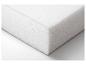 Plaque de mousse blanche en gros plan, avec une texture fine.