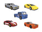 Voitures jouets : grise, jaune, rouge et orange, et une camionnette bleue.
