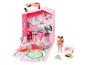 Un salon de jeu rose avec une poupée, une chaise et des accessoires.