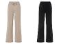 Deux pantalons de survêtement, l'un beige et l'autre noir.