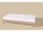 Drap-housse blanc à motifs festifs sur un cadre de lit en bois