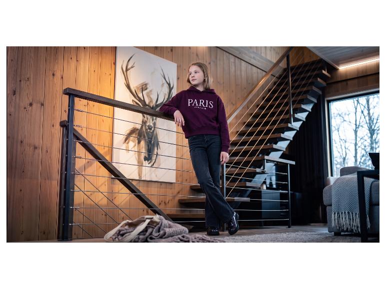 Fille en sweat à capuche bordeaux avec le texte 'PARIS AMOUR CLUB', jean noir et chaussures brillantes.