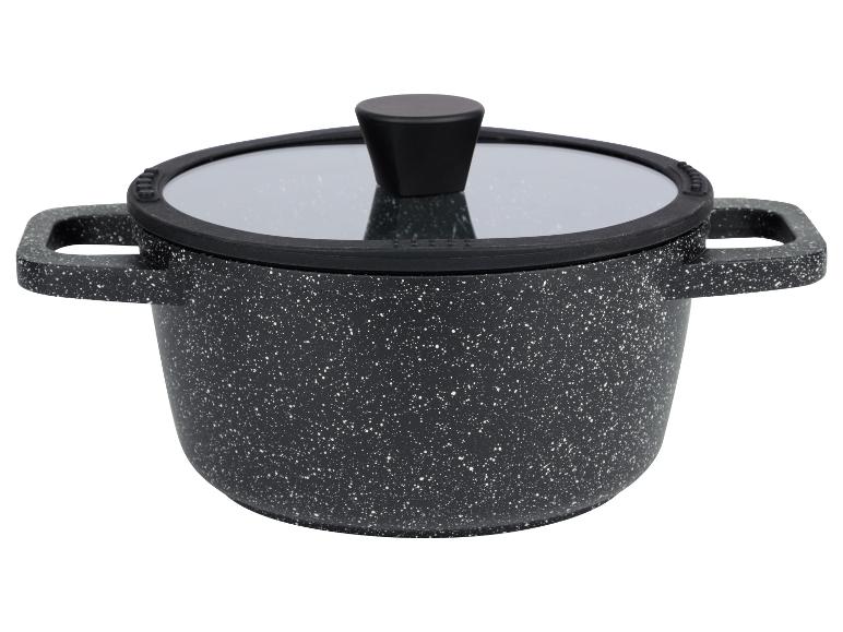 Une casserole noire avec un couvercle en matériau marbré.